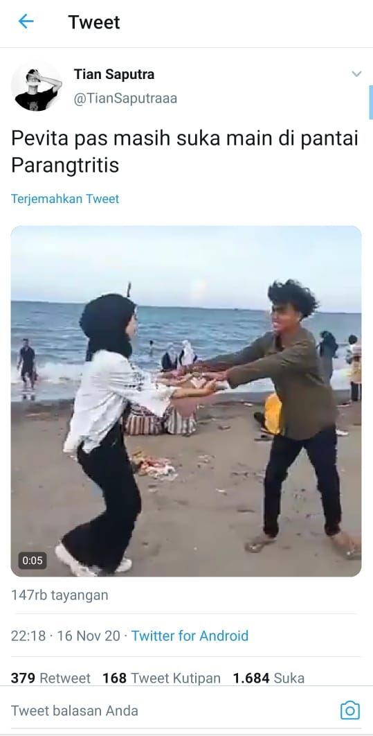 Sepasang kekasih mencoba bersenang-senang di pantai (Twitter @TianSaputraaa)