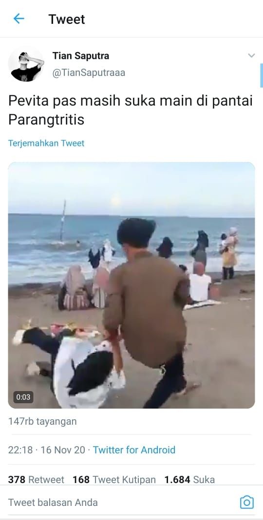 Sepasang kekasih mencoba bersenang-senang di pantai (Twitter @TianSaputraaa)