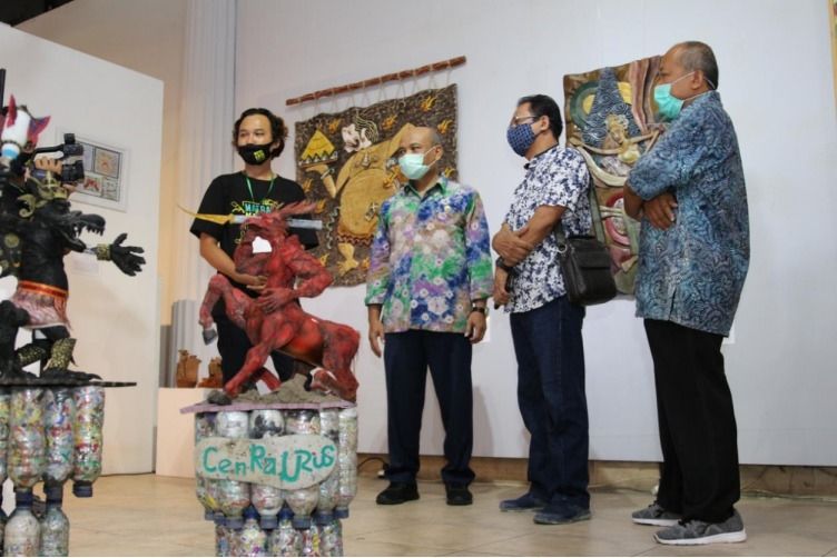 [Dok MKF 2020] Dari kiri Rosanto Bima menjelaskan beragam karya yang mengikuti kompetisi dan pameran Matra Kriya Fest 2020 kepada Sumadi, S.H.,M.H., Dunadi (Seniman patung), dan  Subandi Giyanto (senior seni (1)