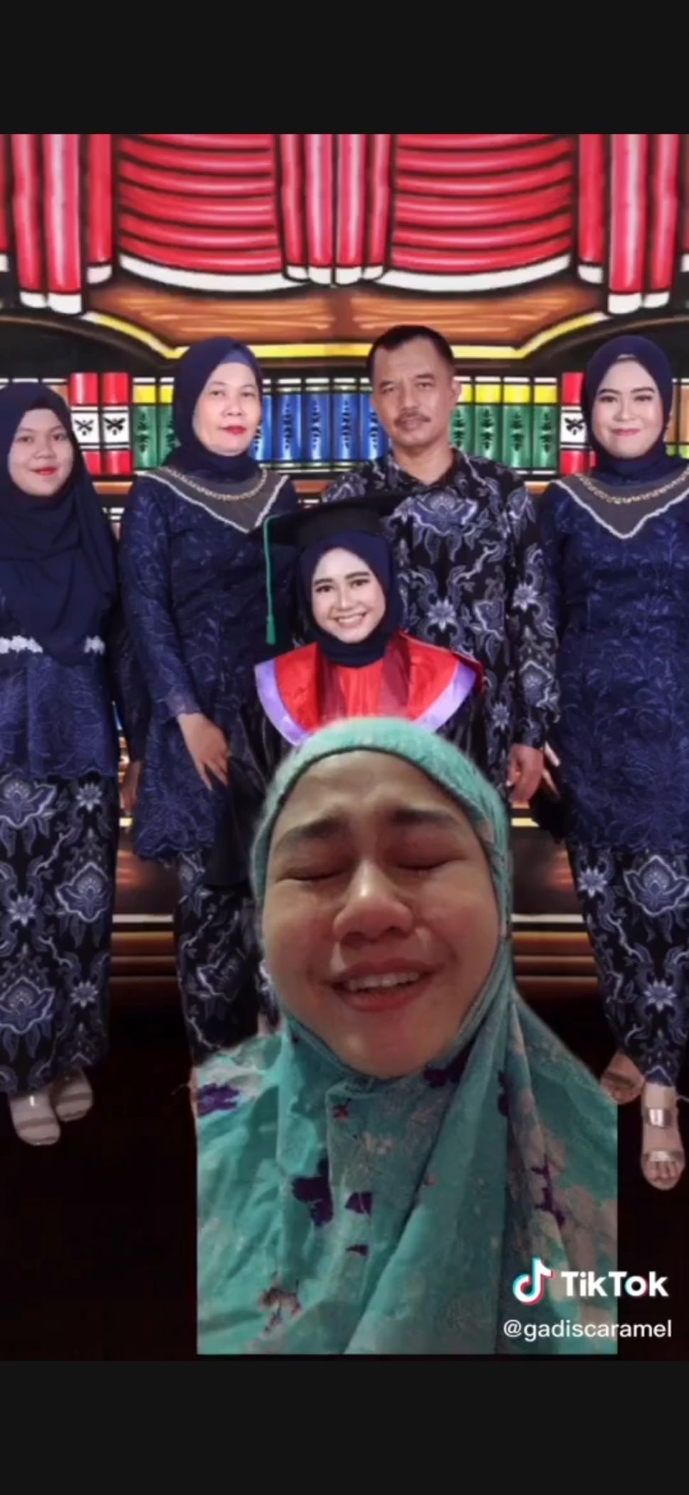 Ibu yang Telah Tiada Hadir di Foto Wisuda Anak. (TikTok/@gadiscaramel)