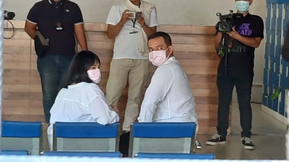 Vanessa Angel bersama suami, Bibi Ardiansyah. Vanessa mendatangi Lapas Pondok Bambu dan bersiap kembali masuk penjara, Rabu (18/11/2020). [Ismail/Suara.com]