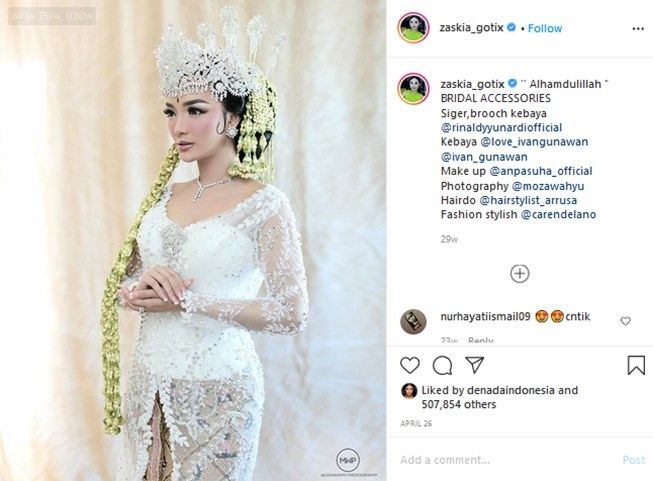 Zaskia Gotik memakai adat Sunda saat menikah. (Instagram/@zaskia_gotix)