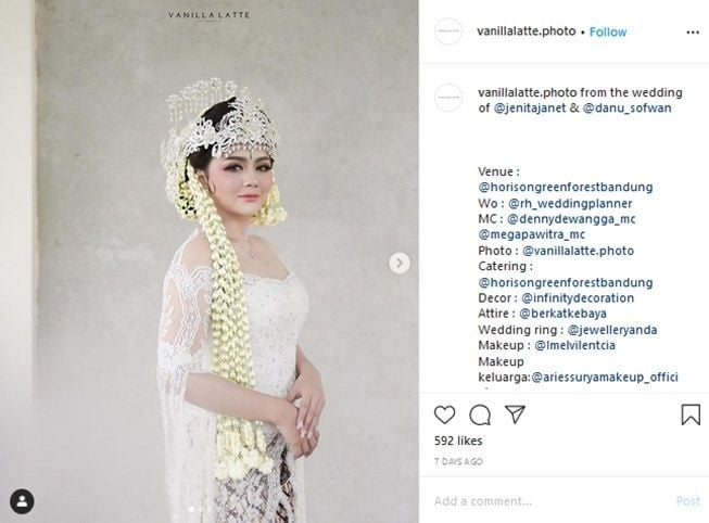 Jenita Janet pakai adat Sunda saat menikah. (Instagram/@vanillalatte.photo)