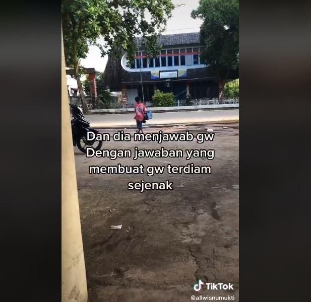 Sedih, Bocah Penjual Bakpao Rela Tak Main Bareng Teman dengan Alasan Ini. (TikTok/allwisnumukti)