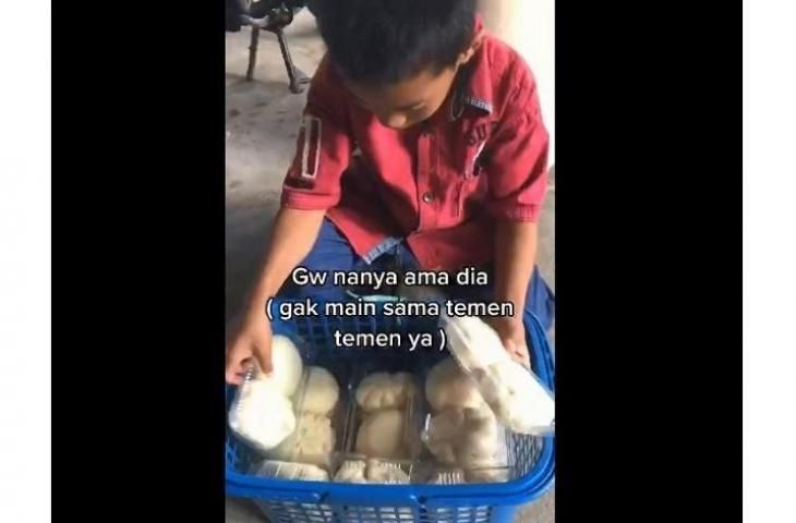 Sedih, Bocah Penjual Bakpao Rela Tak Main Bareng Teman dengan Alasan Ini. (TikTok/allwisnumukti)