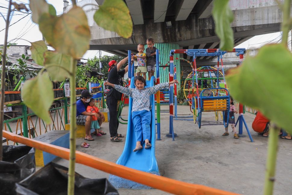 Keceriaan Anak  anak  Bermain di Taman  Kolong Jalan Layang 