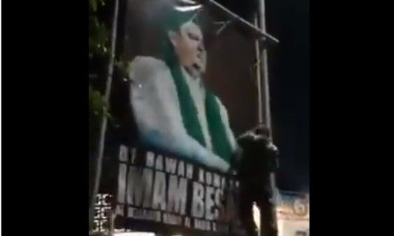 Spanduk Habib Rizieq Shihab dirusak kelompok berseragam loreng. Video itu dibagian FPI dan viral.