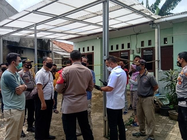 Penemuan mayat terkubur di kontrakan di Depok. (Suara.com/Arga)