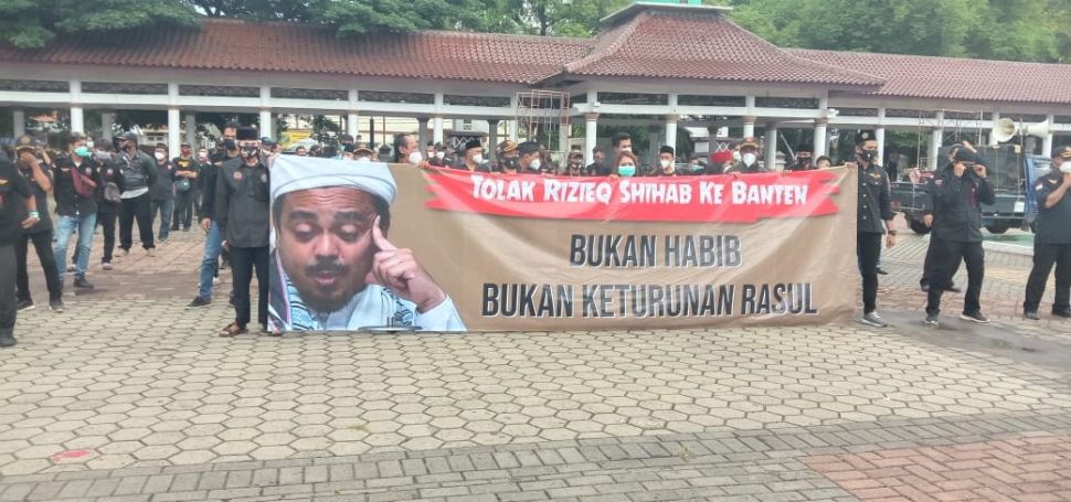 Organisasi sayap NU, Anshor dan Banser tolak Habib Rizieq Shihab datang ke Banten. Mereka berdemo di Alun-alun Barat Kota Serangm Jumat (20/11/2020).  (Suara.com/Sofyan Hadi)