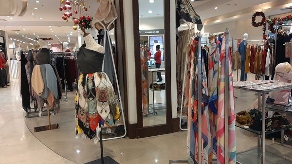 Hijab Calvin Kain di Bazaar Metro Pondok Indah Mall (Suara.com/Dini Afrianti Efendi)