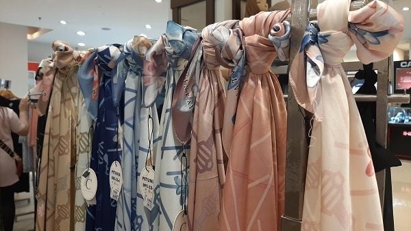 Hijab Calvin Kain di Bazaar Metro Pondok Indah Mall (Suara.com/Dini Afrianti Efendi)