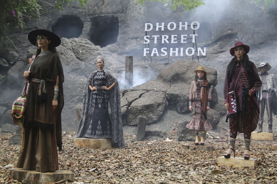 Sejumlah model memperagakan busana berbahan kain tenun ikat khas Kediri pada kegiatan bertajuk &quot;The 6th Dhoho Street Fashion&quot; di Gua Selomangleng, Kota Kediri, Jawa Timur, Minggu (22/11/2020). [ANTARA FOTO/Prasetia Fauzani]