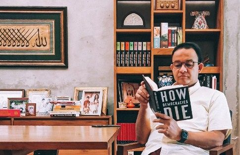 Gubernur DKI Jakarta Anies Baswedan mengunggah foto tengan membaca buku berjudul "How Democracies Die", Minggu (22/11/2020). [Twitter@@aniesbaswedan]