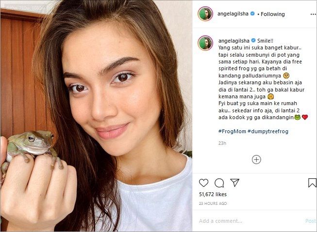 Angela Gilsha santai pelihara kodok. (Instagram/@angelagilsha)