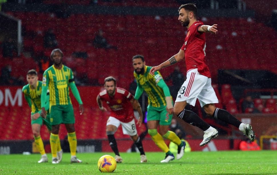 Gelandang Manchester United, Bruno Fernandes, saat mengeksekusi penalti ke gawang West Brom, Minggu (22/11/2020). (Alex Livese/AFP).