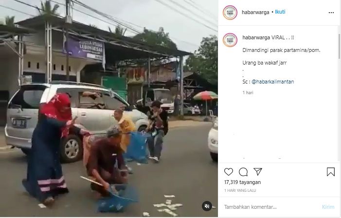 Viral Video Pengendara Mobil Hambur-hamburkan Uang di Jalan (Instagram/habarwarga).