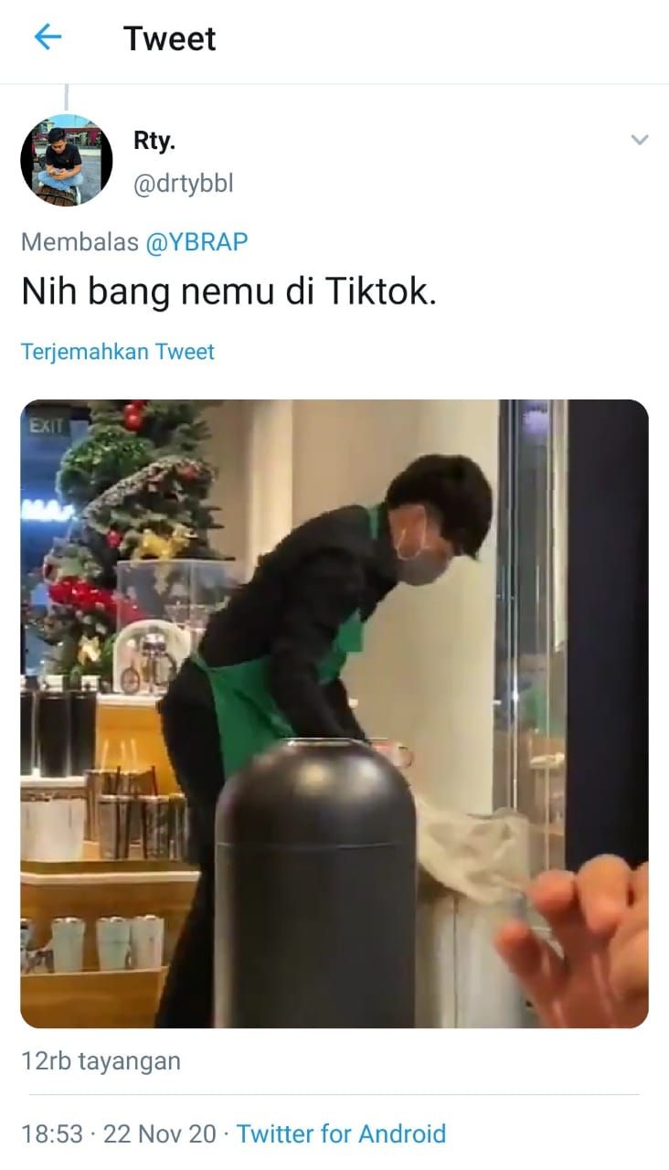 Reza Arap saat menjadi barista Starbucks (Twitter @drtybbl)