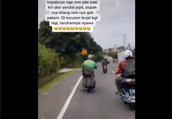 Pemotor renta dengan vespa tuanya yang tak layak jalan.