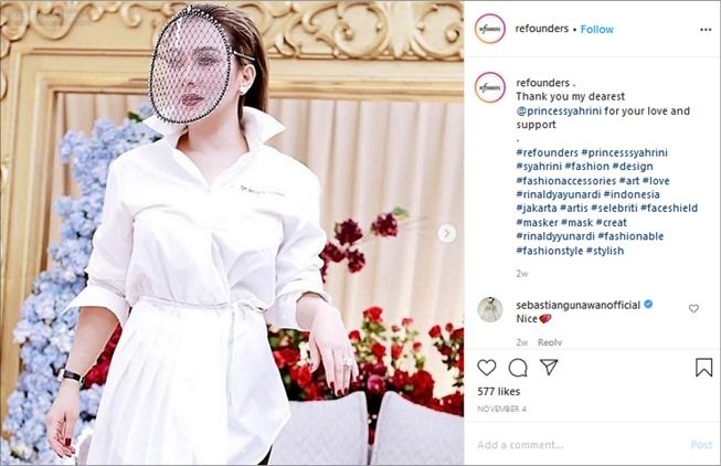 Syahrini memakai face shield karya Rinaldy Yunardi. (Instagram/@refounders)