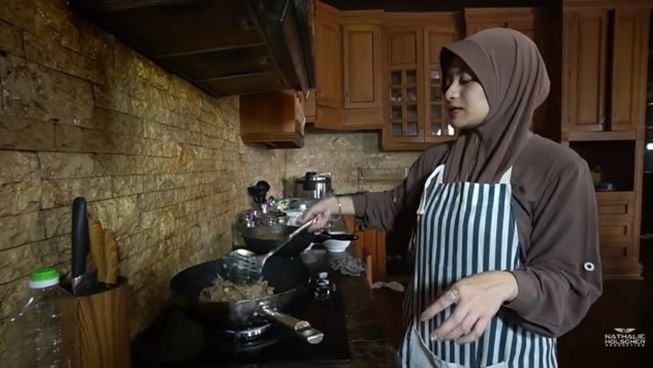 Nathalie Holscher pamer kemampuan masak. (YouTube/Sunah Official)