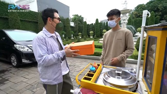 Dimas 'kembaran' Raffi Ahmad dapat sepatu mewah dari bos ANTV. (YouTube/Rans Entertainment)