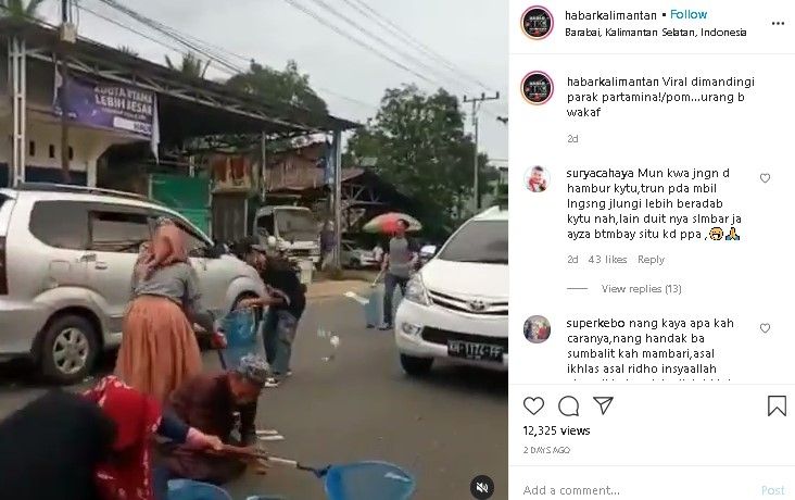 Pemobil sebar uang di tengah jalan. (Instagram/@habarkalimantan)