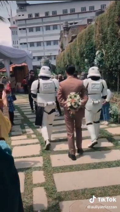 Viral Pengantin Nikah Diarak Pasukan Stormtrooper (TikTok/Auliyatrizzzan).