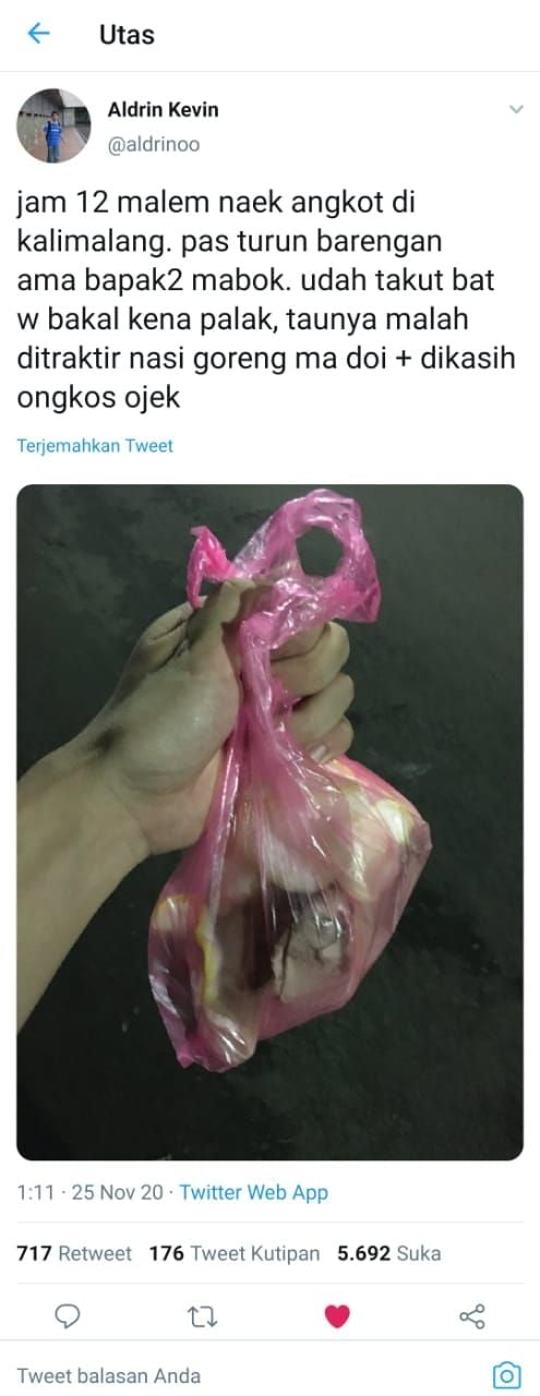 Pria mabuk ini berikan sebungkus nasi goreng pada warganet (Twitter @aldrinoo)