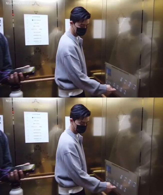 Cara Park Seo Joon memencet tombol lift di tengah pandemi. (YouTube/Record PARK's)