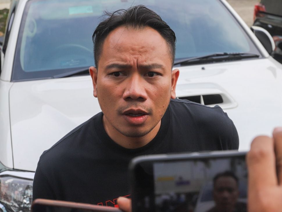 Vicky Prasetyo ketika menjawab pertanyaan awak media saat ditemui di Kawasan Tendean, Jakarta Selatan, Kamis (26/11). [Suara.com/Alfian Winanto]