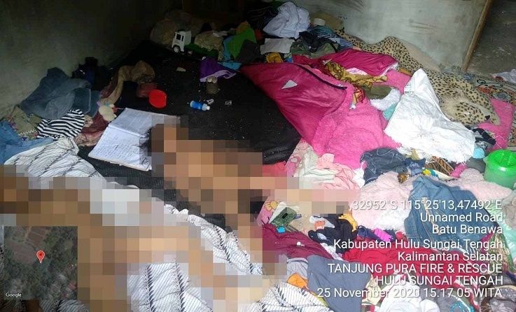 Tersangka pembunuhan dua orang anak yang dibawa jajaran pihak kepolisian dan tim resceu Kabupaten HST. [dokumentasi]