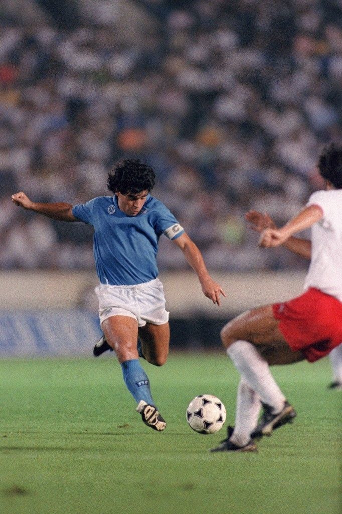 Diego Maradona kala memperkuat Napoli pada 1988 silam. [BON ISHIKAWA / AFP]