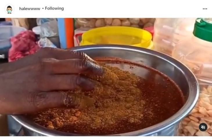 Diaduk Pakai Tangan, Video Penjual Jajanan Ini Bikin Warganet Geleng-geleng. (Instagram/@halewwww)