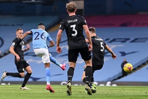 Pemain Manchester City Riyad Mahrez mencetak gol ke gawang Burnley dalam pertandingan Liga Premier Inggris yang berlangsung di Etihad Stadium, Sabtu (28/11/2020). [AFP]