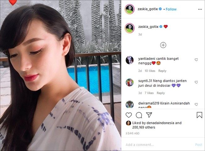 Zaskia Gotik dibilang mirip banget Asmirandah di foto ini. (Instagram/@zaskia_gotix)