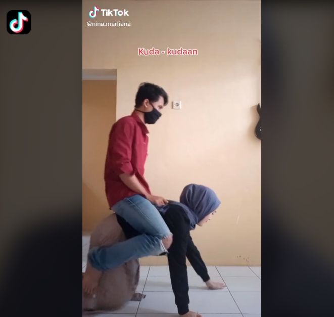 Viral Video Cara Istri Manjakan Suami sampai Kuda-kudaan. (tiktok.com/@nina.marliana)