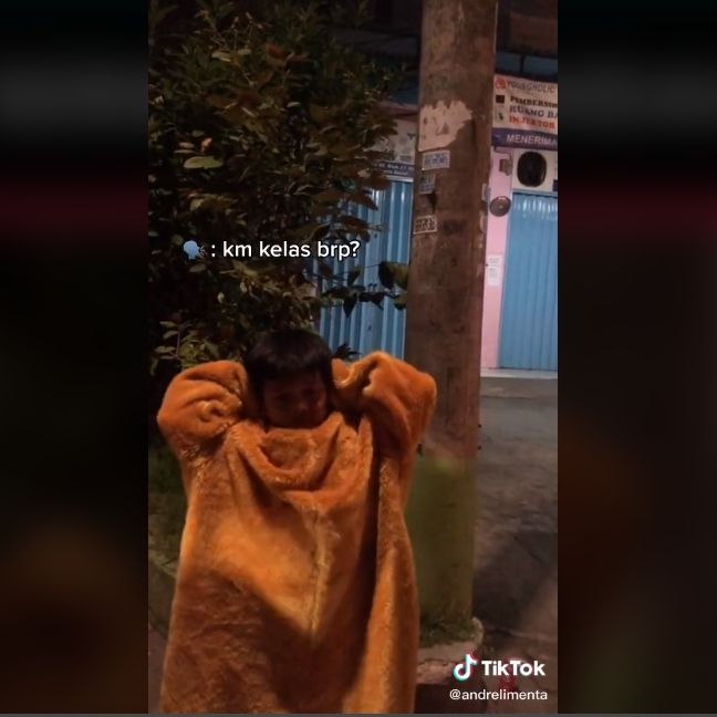 Viral kisah badut cilik bekerja demi keluarga. (TikTok/andrelimenta)