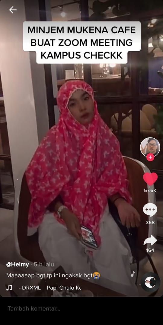 Gadis ini pinjam mukena mushola kafe (TikTok @helsmy)