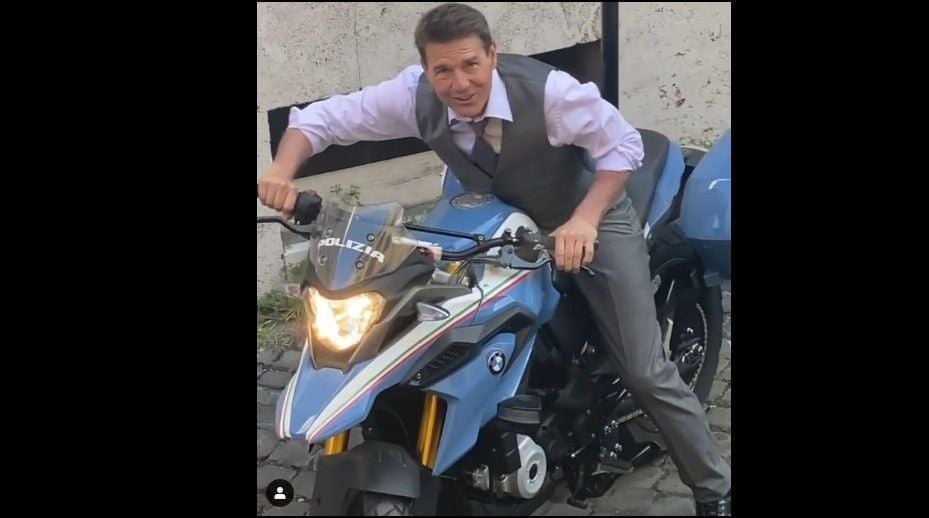 Tom Cruise tengah menunggang BMW G 310 GS di lokasi shooting, Italia [Instagram: olga_avventura].