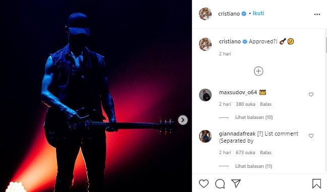 Cristiano Ronaldo bergaya seperti seorang gitaris. (Instagram/@cristiano).