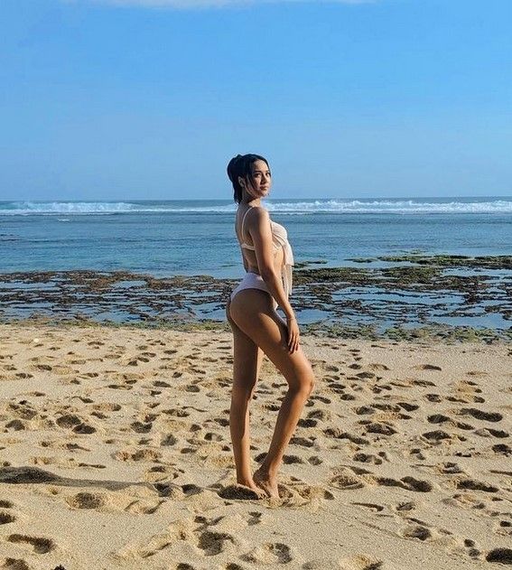 Anya Geraldine seksi berbikin di pantai. [Instagram]