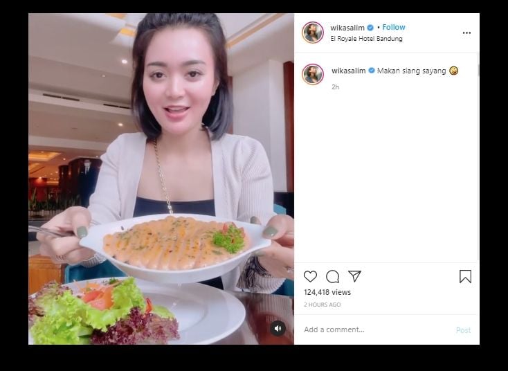 Wika Salim Makan Salmon Mentai di Hotel, Warganet Malah Salfok ke Sini. (Instagram/@wikasalim)