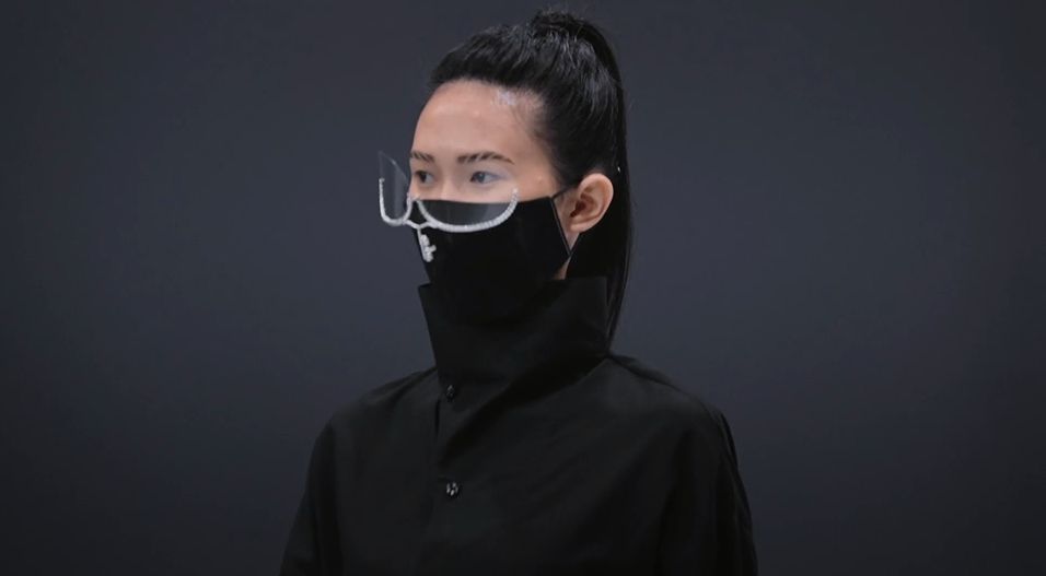 Masker dan Faceshield karya Rinaldy A. Yunardi di JFW 2021. (tangkap layar JFW.TV)