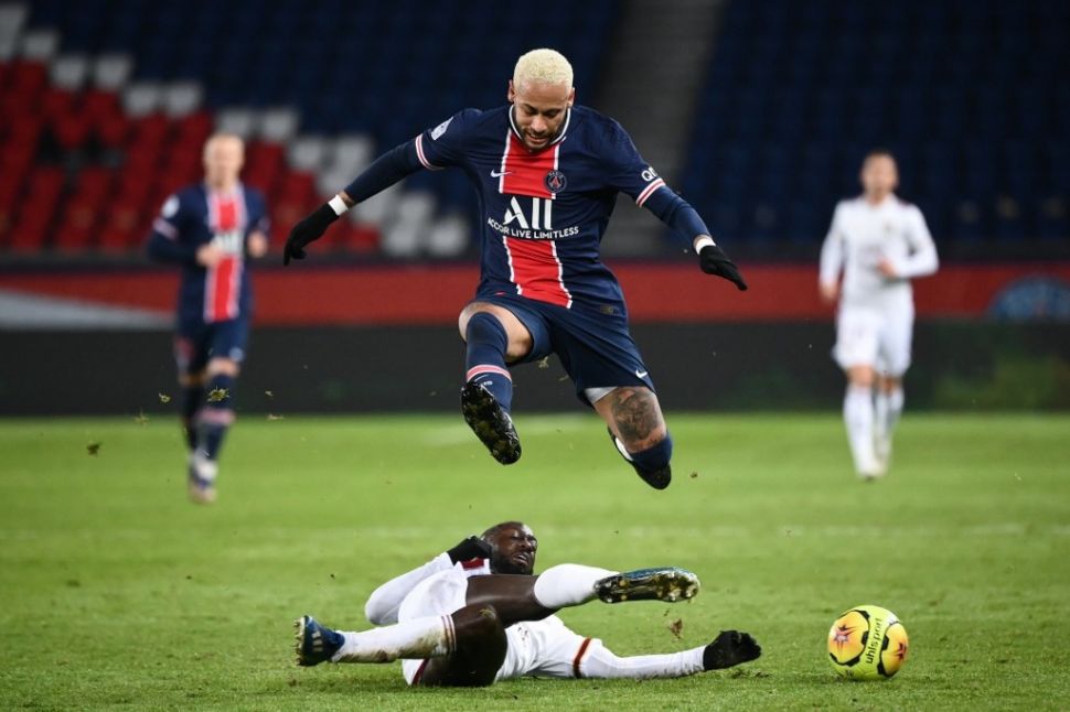 Megabintang Paris Saint-Germain, Neymar melompat menghindari tekel pemain Bordeaux pada laga Ligue 1 Prancis 2020/2021 Parc des Princes, Paris, Minggu (29/11/2020). [FRANCK FIFE / AFP]