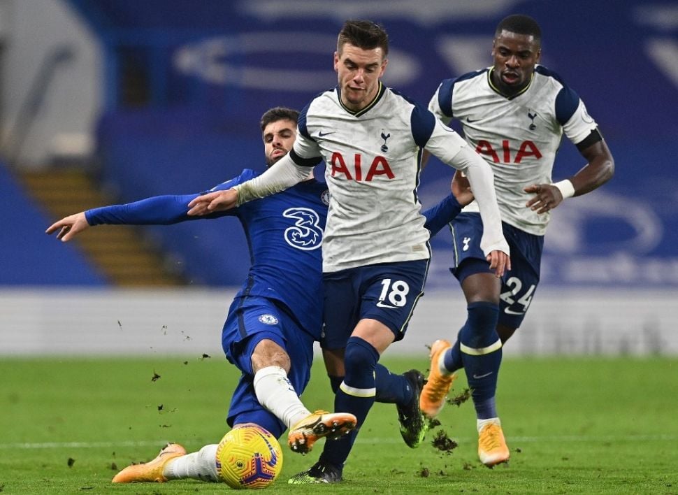 Gelandang Chelsea, Christian Pulisic (kiri) menekel gelandang Tottenham Hotspur Giovani Lo Celso (tengah) dalam laga pekan ke-10 Liga Inggris, di Stamford Bridge, London, Minggu (29/11/2020) waktu setempat. [JUSTIN TALLIS / POOL / AFP]