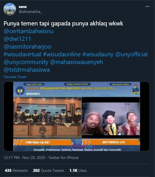 Viral Momen Wisuda Tanpa Keluarga, Teman Cosplay Jadi Orang Tua (Twitter/ahsanasha).
