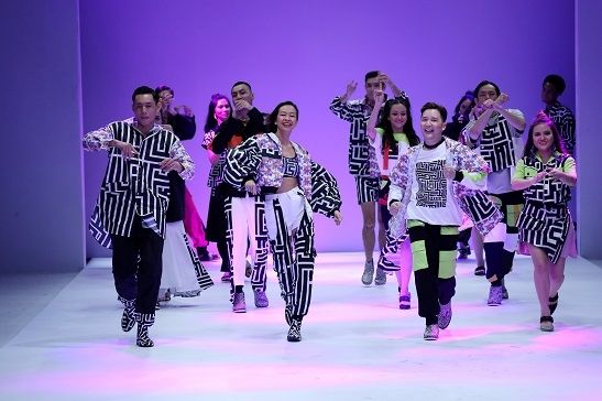 Fashion dance dalam peragaan busana Tities Sapoetra di JFW 2021. (Dok. JFW 2021)