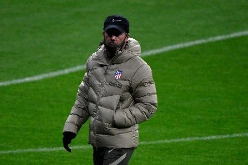 Pelatih Atletico Madrid Diego Simeone memimpin sesi latihan tim di estadio Wanda Metropolitano, Senin (30/11/2020), jelang laga kontra Bayern Munich di matchday lima Liga Champions. [AFP]