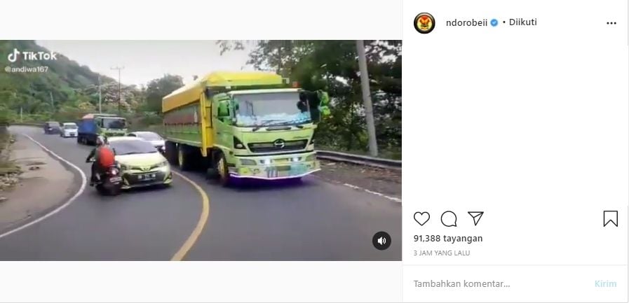 Detik-detik Mobil Seruduk Motor di Tikungan Tajam (Instagram/Ndorobeii).