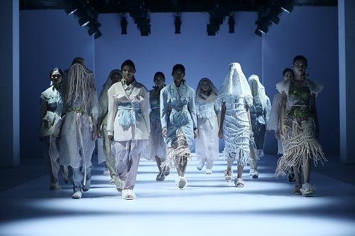 Toton dalam Dewi Fashion Knights di JFW 2021. (JFW 2021)